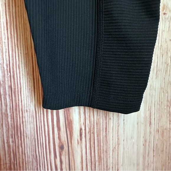 Old Navy Black High-Waisted PowerSoft Rib Pocket
Leggings - Picture 6 of 11